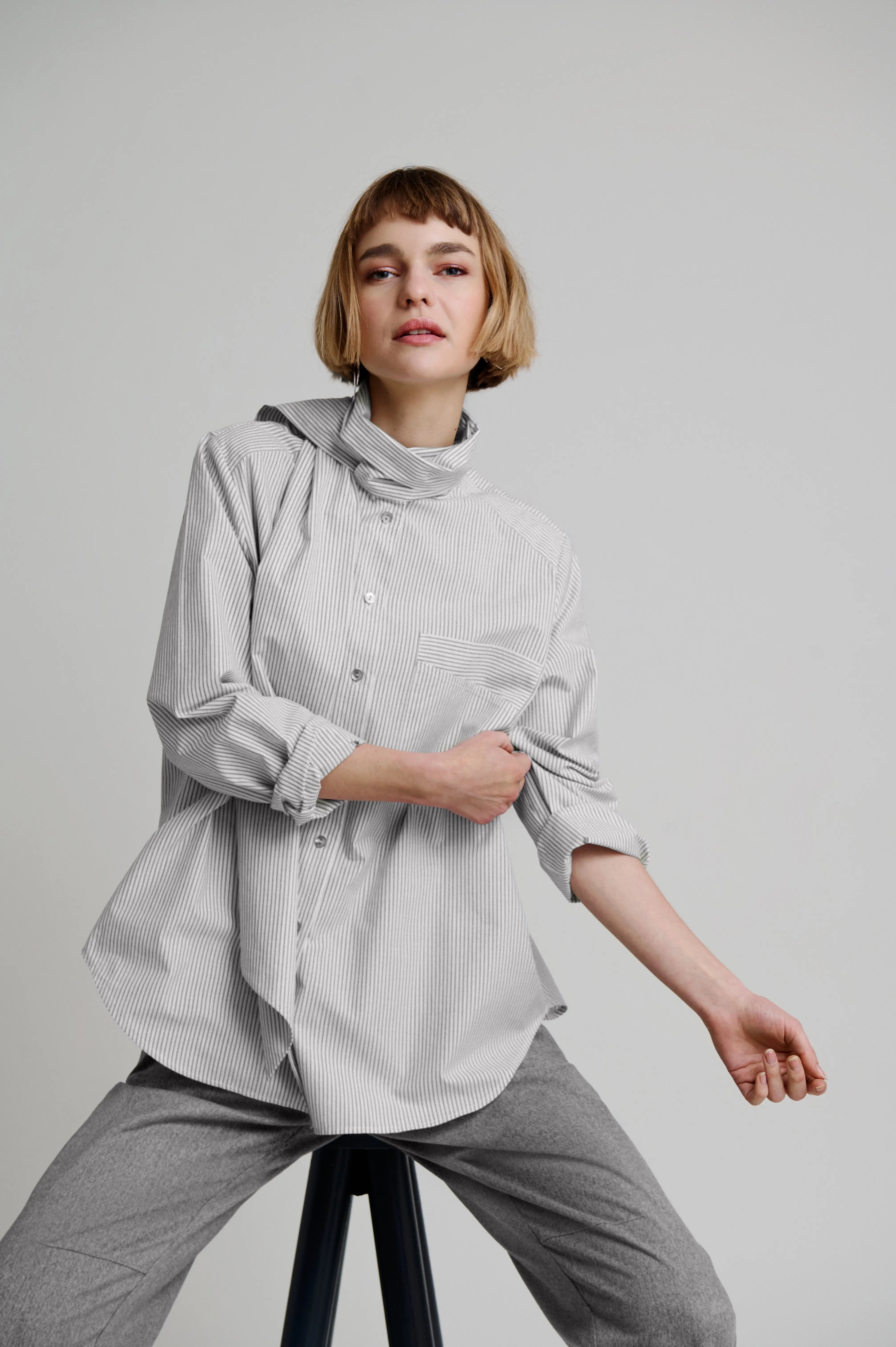 Hemdbluse mit Schalkragen graugestreift VON&ZU